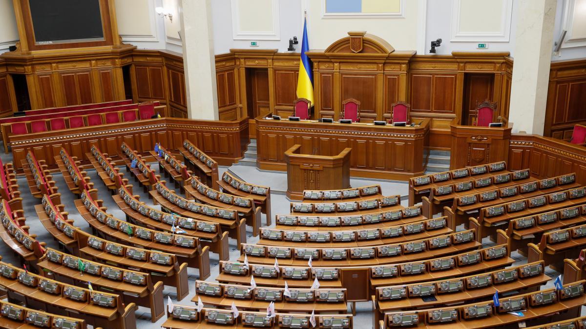 Результат пошуку зображень за запитом "Сумна економія: депутати-прогульники недопрацювали на 3 мільйони"