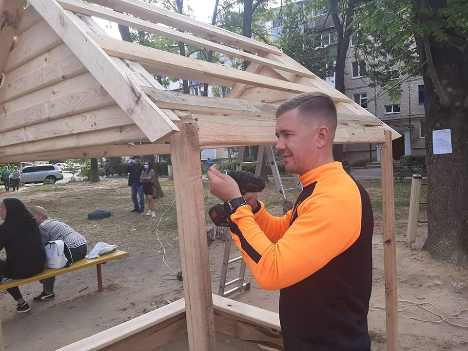 Улаштувати пісочницю, пофарбувати лавочки”: як кандидат у мери Вінниці та  кандидати в депутати імітують ремонтну бригаду | Громадський рух ЧЕСНО